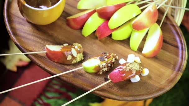 Fresh caramel apple slices — Stock Video