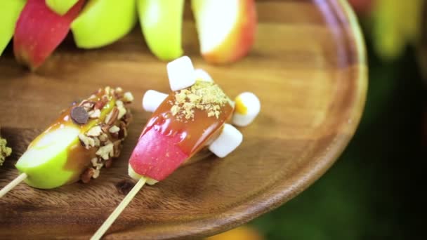 Rodajas de manzana de caramelo fresco — Vídeos de Stock