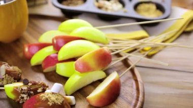 taze karamelli elma dilimleri