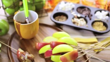 taze karamelli elma dilimleri