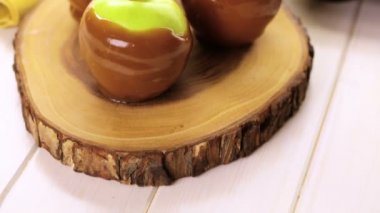 Taze daldırma içinde karamel elmalar