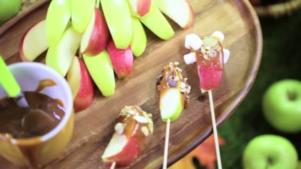 Rodajas de manzana de caramelo fresco — Vídeo de stock