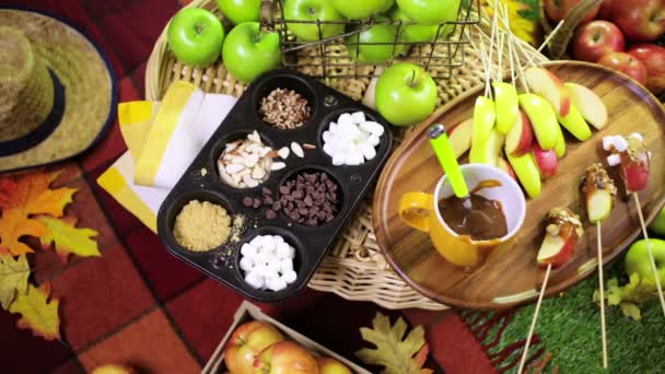 Fresh caramel apple slices — Stock Video