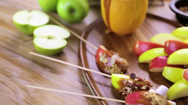 Rodajas de manzana de caramelo fresco — Vídeos de Stock