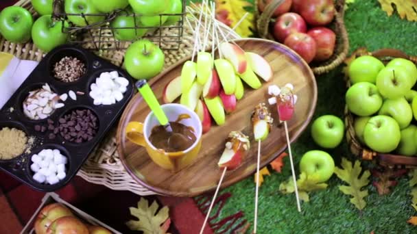 新鮮なキャラメルりんごのスライス — ストック動画