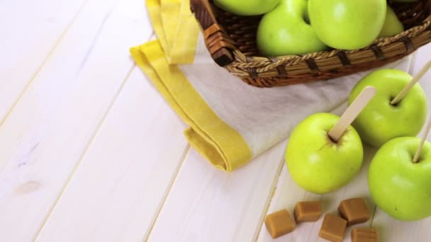 Manzanas y caramelo en la mesa — Vídeos de Stock