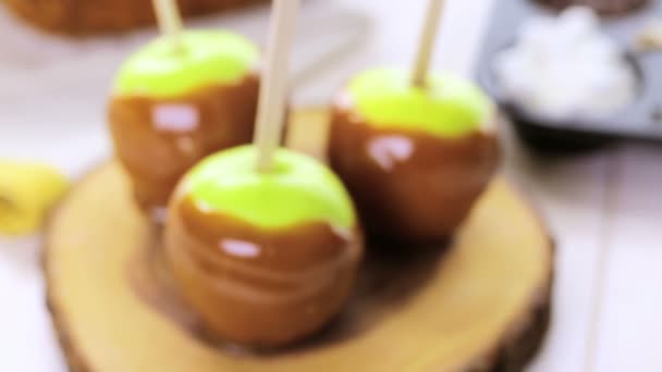 Manzanas recién sumergidas en caramelo — Vídeos de Stock