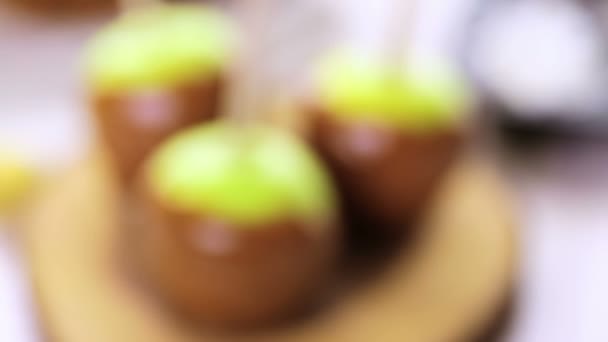 Jablka, čerstvě namočeným v karamelu — Stock video