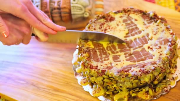 Gastronomische Maya Spice torte gesneden — Stockvideo
