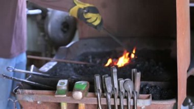 çalışma forge eski dükkanda demirci.