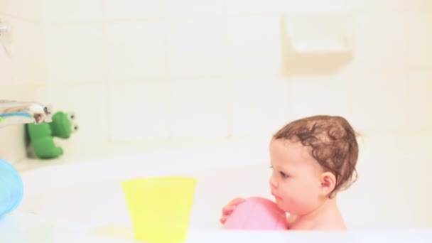 Petite fille se baigne dans un bain avec des jouets — Video