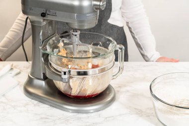 Yumuşak tereyağı, şeker ve pekmez karışımının bir araya getirilerek klasik Kızıl Zencefilli Çörek 'in temelini oluşturan bir tezgah karışımı. Bu basamak pürüzsüz hamur dokusunu sağlar..