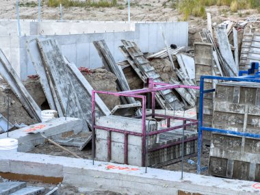 Castle Rock, CO, Usa-21 Eylül 2025 - Ağır Hareket- Beton biçimlendirme yapıları ve dağınık paneller Castle Rock, Colorado, ABD 'deki bir banliyö yerleşim alanındaki kirli zeminde görülebilir. Fotoğraf.