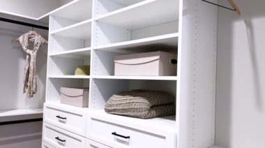 Kıtır beyaz çekmeceler, şık siyah saplarla donatılmış, modern minimalizm ve organizasyonun vizyonunu sunan bu birim. Pürüzsüz yüzeyler ve temiz çizgiler çağdaşlığın bir örneği.