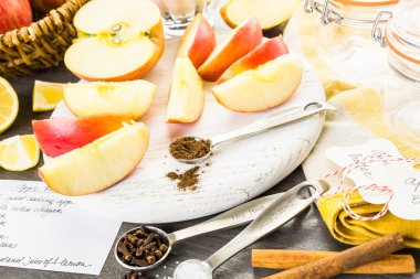 Ev yapımı elma ezmesi için malzemeler