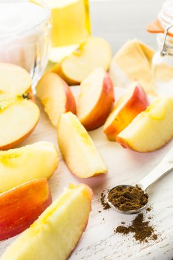 Ev yapımı elma ezmesi için malzemeler