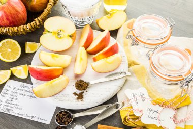 Ev yapımı elma ezmesi için malzemeler