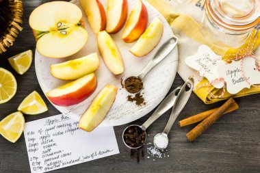 Ev yapımı elma ezmesi için malzemeler