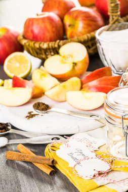 Elma ezmesi için malzemeler