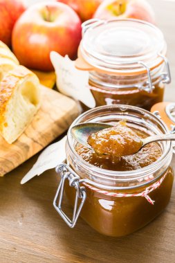 elma tereyağı ve taze pişmiş ekmek