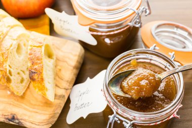 elma tereyağı ve taze pişmiş ekmek