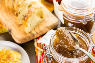 elma tereyağı ve taze pişmiş ekmek