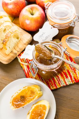 elma tereyağı ve taze pişmiş ekmek