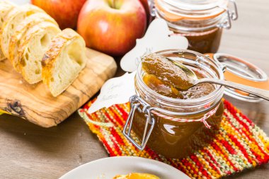 elma tereyağı ve taze pişmiş ekmek