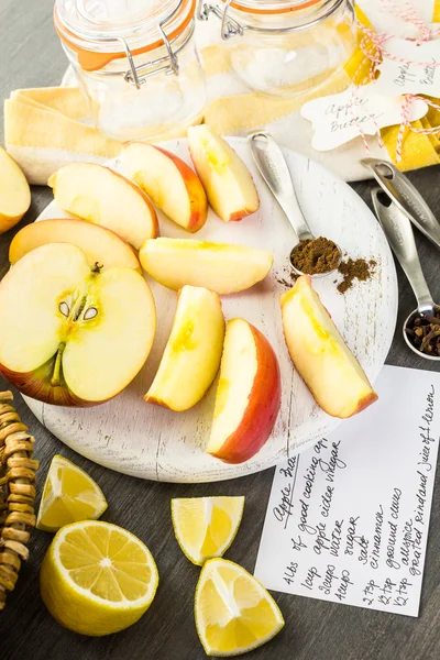 Інгредієнти для домашнього яблучного масла — стокове фото