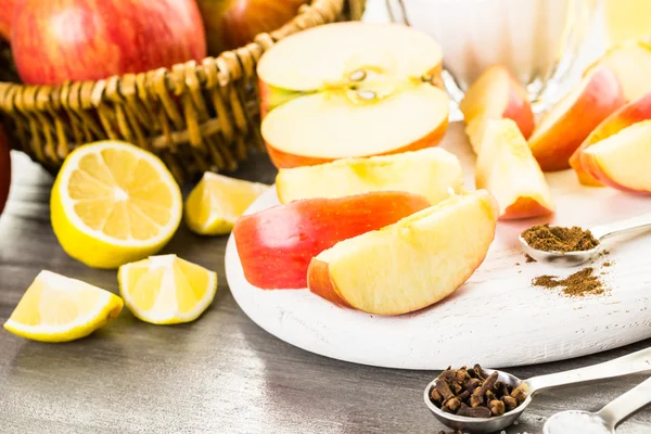 Інгредієнти для яблучним маслом — стокове фото