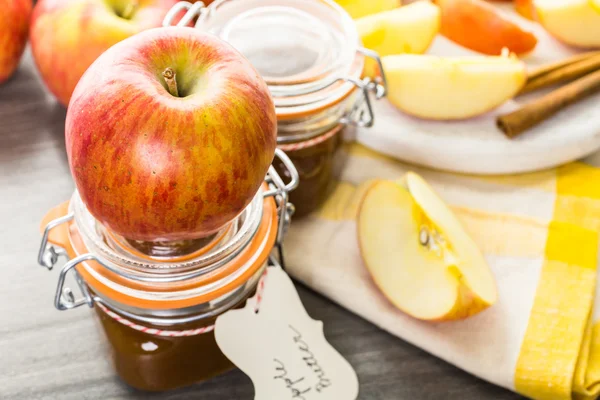 Домашнім яблучним маслом — стокове фото