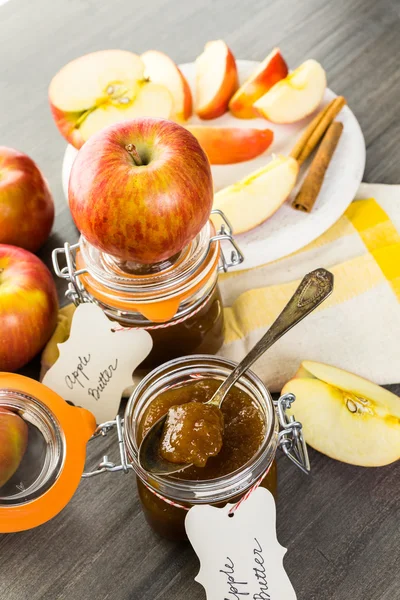 Домашнім яблучним маслом — стокове фото