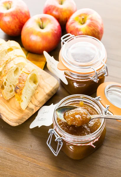 Appel boter en vers gebakken brood — Stockfoto