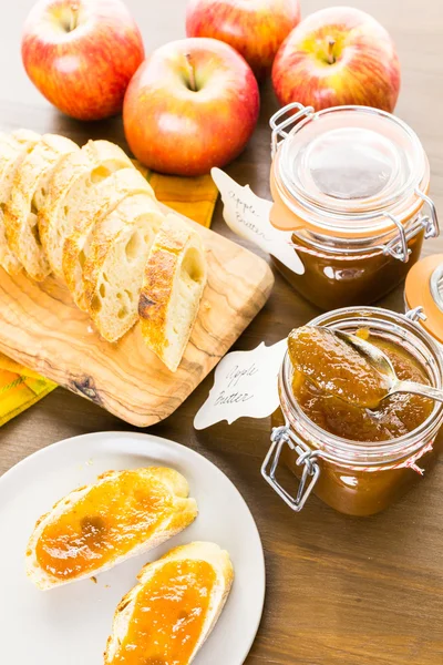 Manteiga de maçã e pão fresco — Fotografia de Stock