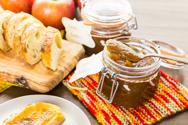 Apple butter and freshly baked bread — Stock Photo, Image