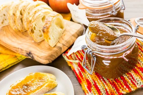 Яблочное масло и свежеиспеченный хлеб — стоковое фото