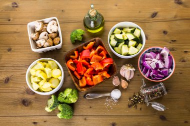 kavrulmuş karışık sebze hazırlanması için malzemeler