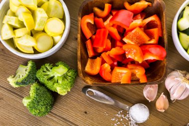 kavrulmuş karışık sebze hazırlanması için malzemeler