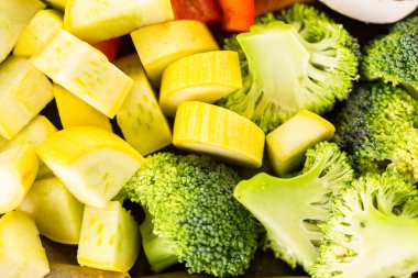 kavrulmuş karışık sebze hazırlanması için malzemeler