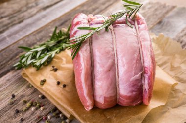 Organik domuz eti aslan kızartma