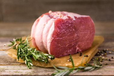 Organik domuz eti aslan kızartma