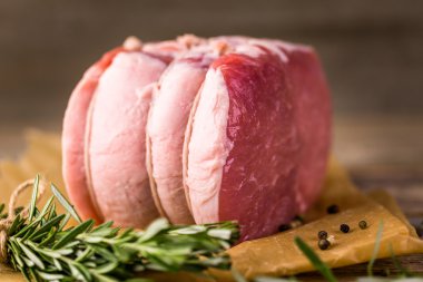 Organik domuz eti aslan kızartma