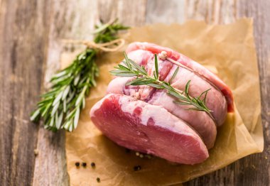 Organik domuz eti aslan kızartma