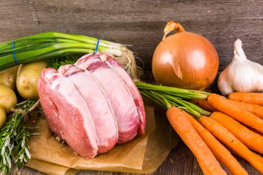 Organik domuz eti aslan rosemary ile kızartma