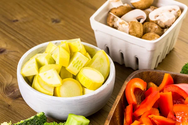 Verse ingrediënten voor het voorbereiden van geroosterde groenten — Stockfoto