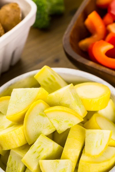 Ingrédients frais pour la préparation des légumes rôtis — Photo