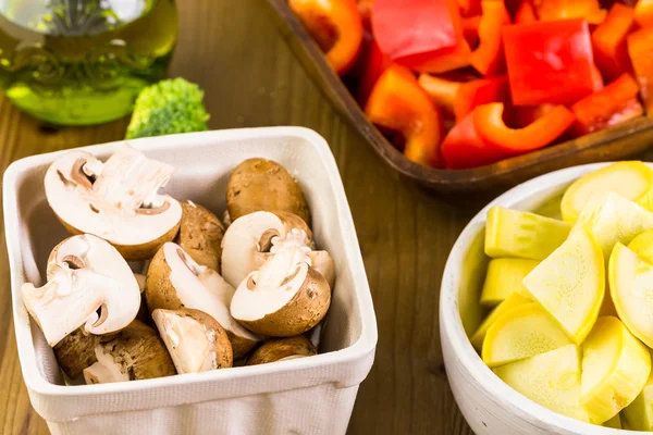 Ingredientes frescos para la preparación de verduras asadas —  Fotos de Stock