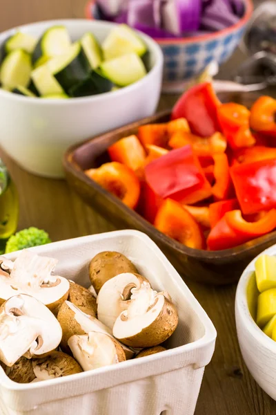 Ingredientes frescos para la preparación de verduras asadas —  Fotos de Stock