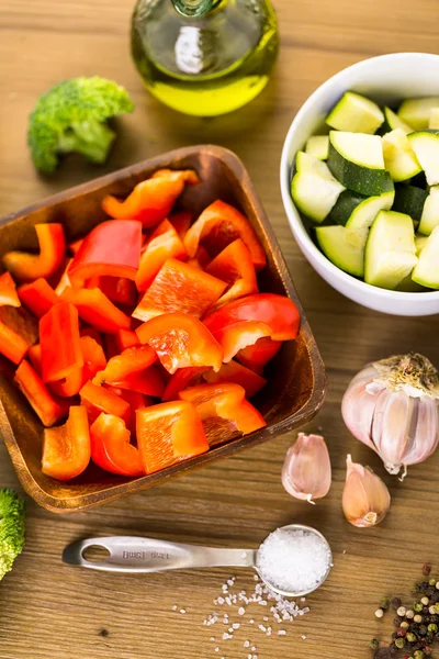 Ingrediënten voor het voorbereiden van geroosterde gemengde groenten — Stockfoto