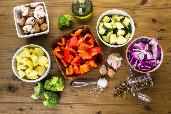 Ingrédients pour la préparation de légumes mélangés rôtis — Photo